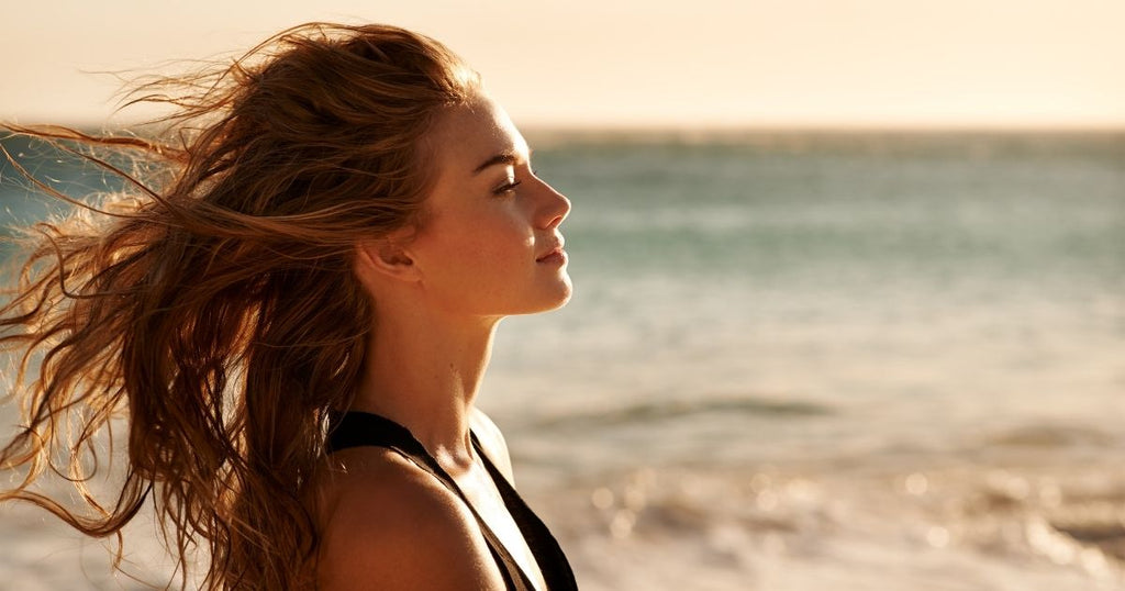 Capelli secchi e stressati dal sole? Ecco come ristrutturarli senza tagliarli