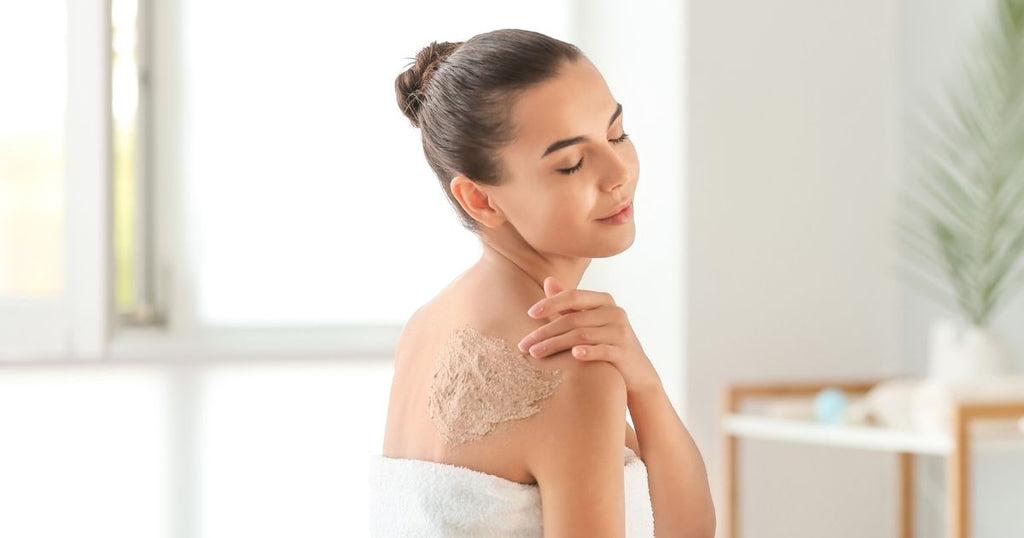 Rinnovare la pelle dopo l’estate: perché lo scrub è il primo passo