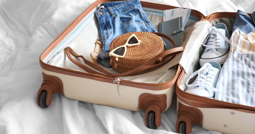 Skincare estiva intelligente: cosa mettere davvero in valigia?